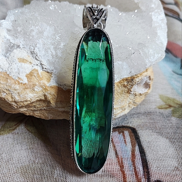 Emerald Green Elongated Faceted Glass Crystal Stone Sterling Silver 925 Pendant - Picture 2 of 15